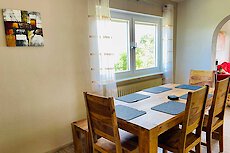 moderne Küche mit Essplatz für 8 Personen